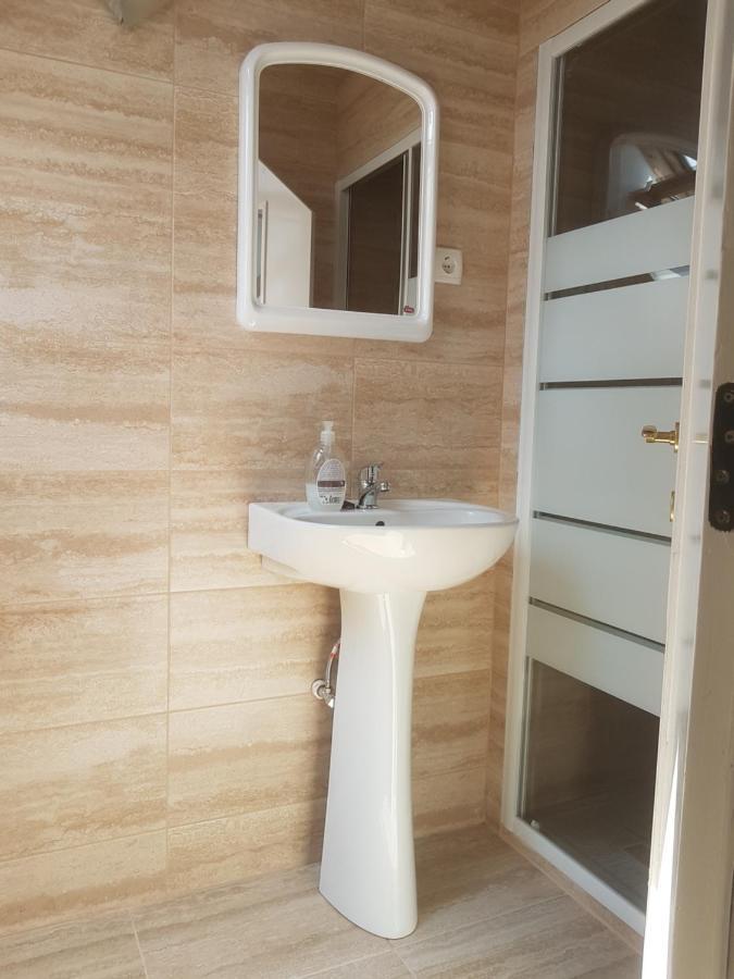 Lara Guest House Сфынту-Георге Экстерьер фото